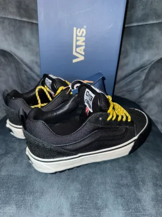 Vans Knu Skool 37 nere con lacci gialli