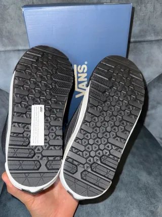 Vans Knu Skool 37 nere con lacci gialli