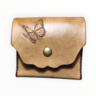 Monedero con tarjetero de cuero, mariposa grabada.