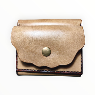 Monedero con tarjetero de cuero, mariposa grabada.