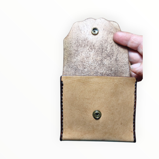 Monedero con tarjetero de cuero, mariposa grabada.