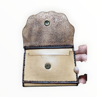 Monedero con tarjetero de cuero, mariposa grabada.