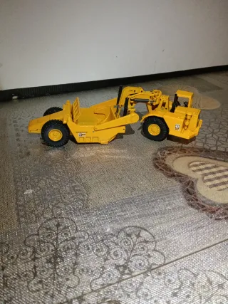 Maquinaria miniatura de obra amarilla