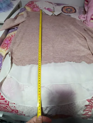 Blusa rosa con cuello blanco