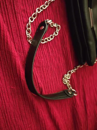 Bolso negro con cadena plateada