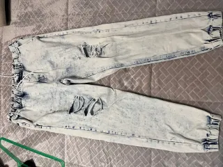 Pantalones vaqueros desgastados