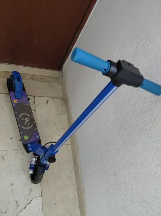 Patinete eléctrico infantil con luces