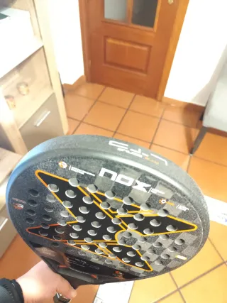 Pala NOX AT2 Genius LTD 2023 de Agustín Tapia.