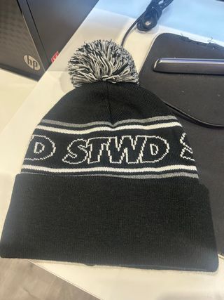 Gorro STWD negro y blanco con pompón