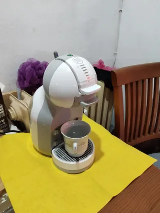 Cafetera Dolce Gusto Blanca y Gris