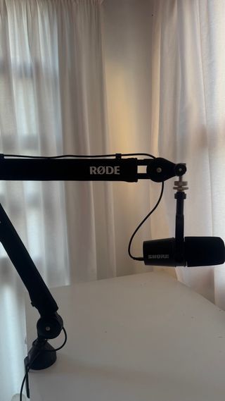 Micrófono Shure MV7 Plus + Brazo Rode