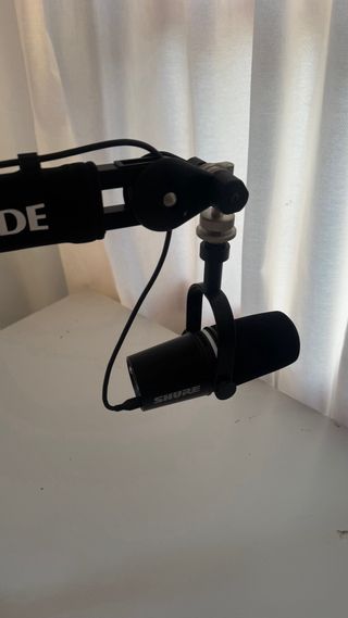 Micrófono Shure MV7 Plus + Brazo Rode