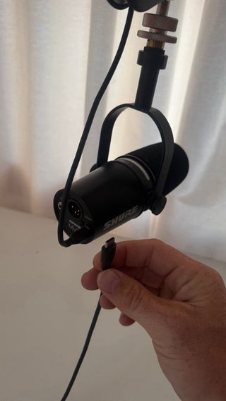 Micrófono Shure MV7 Plus + Brazo Rode