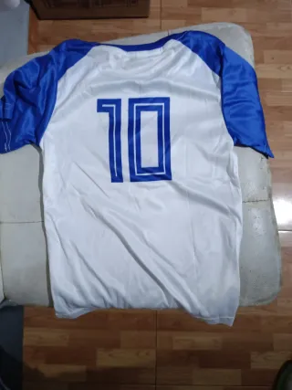 Camiseta deportiva blanca y azul