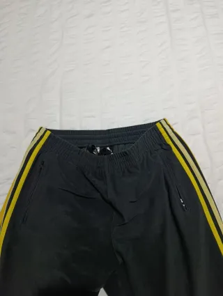 Pantalón Adidas Challenger Negro y Amarillo tricol