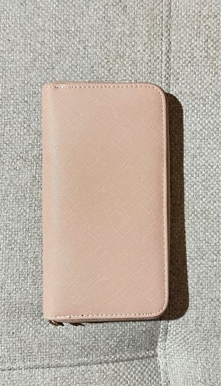 Monedero con diseño geométrico