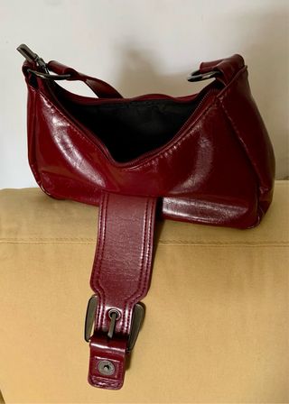 Borsetta bordeaux con fibbia