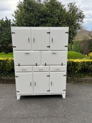 Antigua alacena de cocina de madera