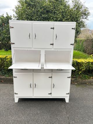 Antigua alacena de cocina de madera