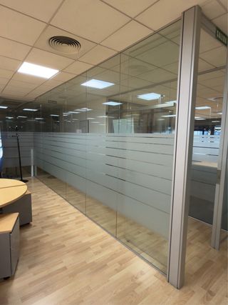 GRAN LOTE DE MAMPARAS Y VIDRIOS Alto 260cm.