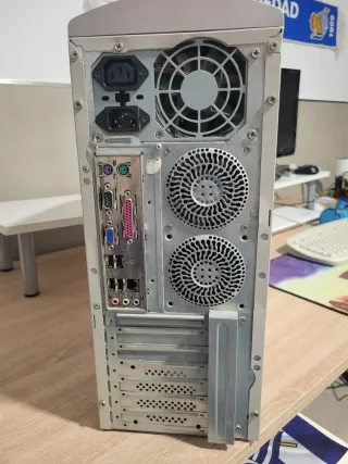 Torre ordenador con teclado, Ratón y altavoces.