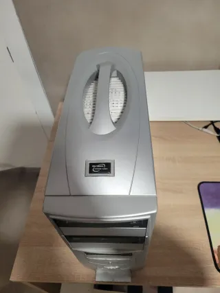 Torre ordenador con teclado, Ratón y altavoces.