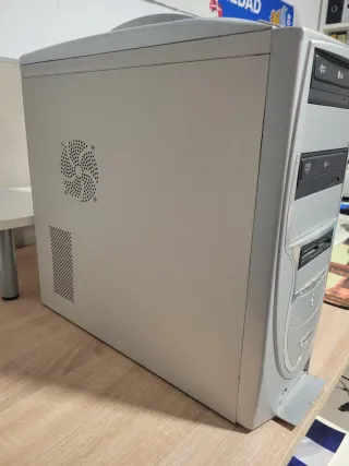 Torre ordenador con teclado, Ratón y altavoces.