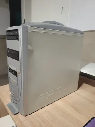 Torre ordenador con teclado, Ratón y altavoces.