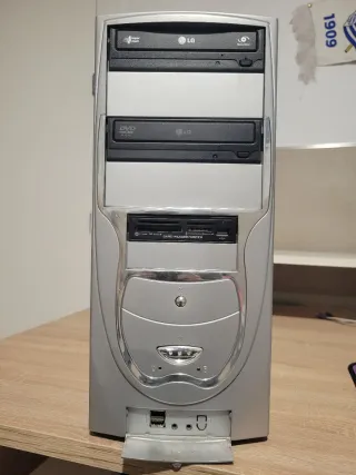 Torre ordenador con teclado, Ratón y altavoces.