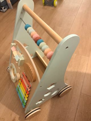 Andador infantil de madera, actividades y piezas