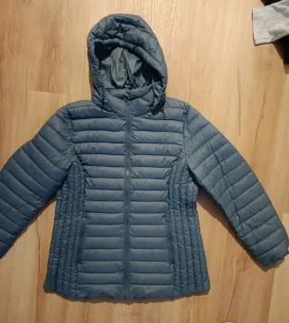 Chaqueta acolchada azul con capucha