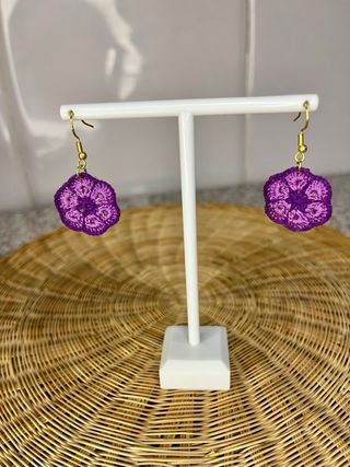 Pendientes flor morada crochet