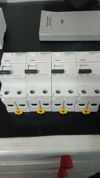 4 Interruptores Diferenciales Schneider 40A