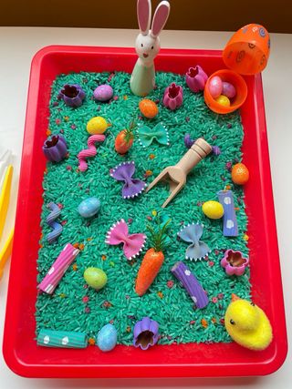 Bandeja sensorial montessori: Pascua Primavera
