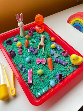 Bandeja sensorial montessori: Pascua Primavera