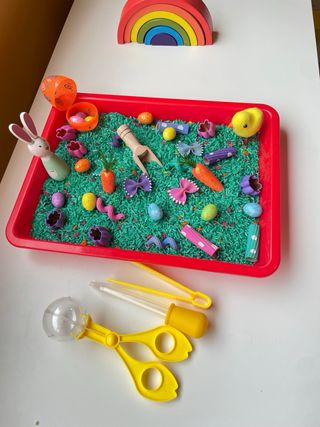 Bandeja sensorial montessori: Pascua Primavera