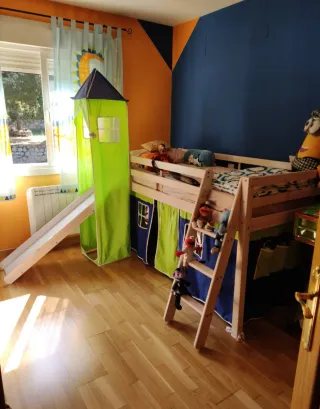 Cama infantil con tobogán y tienda en buen estado