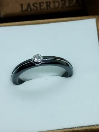 Anillo de Cerámica Negra y Circonita