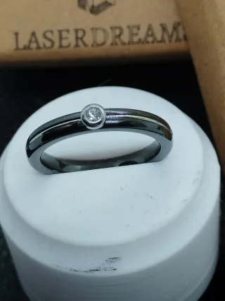 Anillo de Cerámica Negra y Circonita