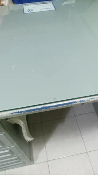 Mostrador con superficie de cristal