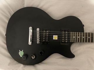 PACK - Guitarra Epiphone Les Paul, amp y pedal.