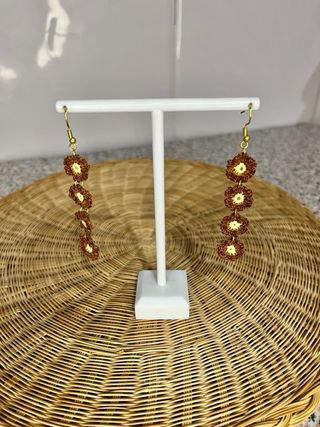 Pendientes crochet florales dorados