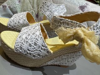 Zapatos de cuña dorados y blancos