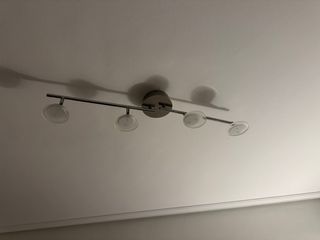 Lámpara de techo plateada y blanca