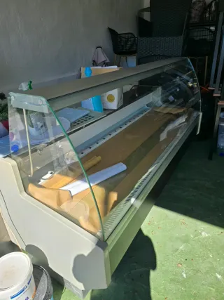 Vitrina de exposición de cristal y plástico