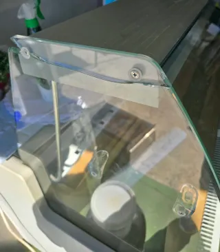 Vitrina de exposición de cristal y plástico