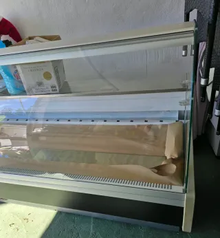 Vitrina de exposición de cristal y plástico