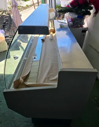 Vitrina de exposición de cristal y plástico