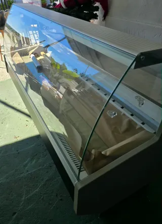 Vitrina de exposición de cristal y plástico