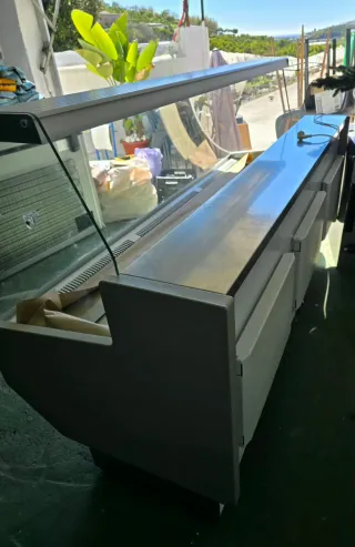 Vitrina de exposición de cristal y plástico